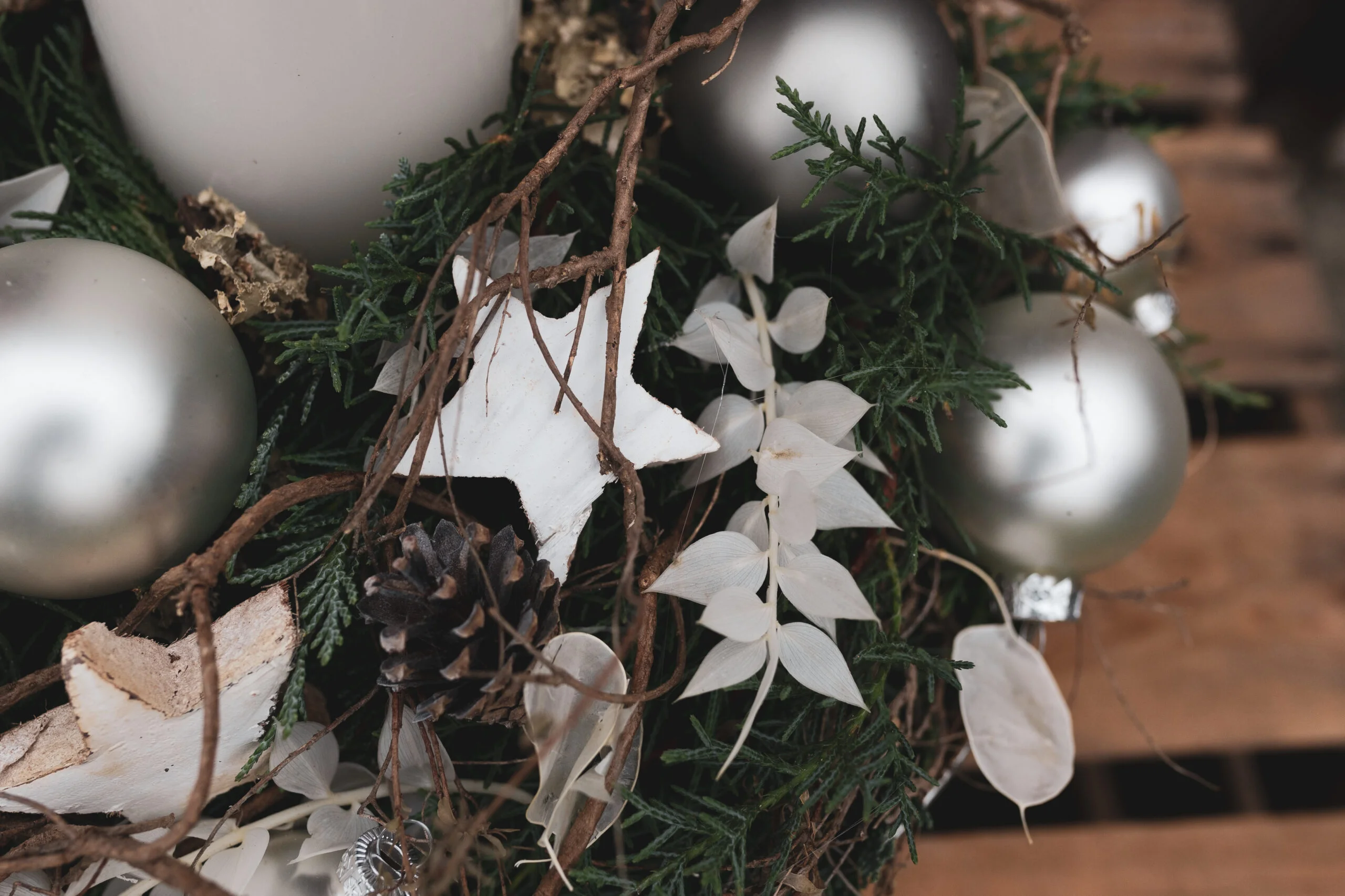 Adventsgesteck weiss Adventsfloristik Adventskränze Floristik Ostschweiz Workshops Aadorf Ettenhausen Thurgau Elgg Winterthur SILBERKNOSPE