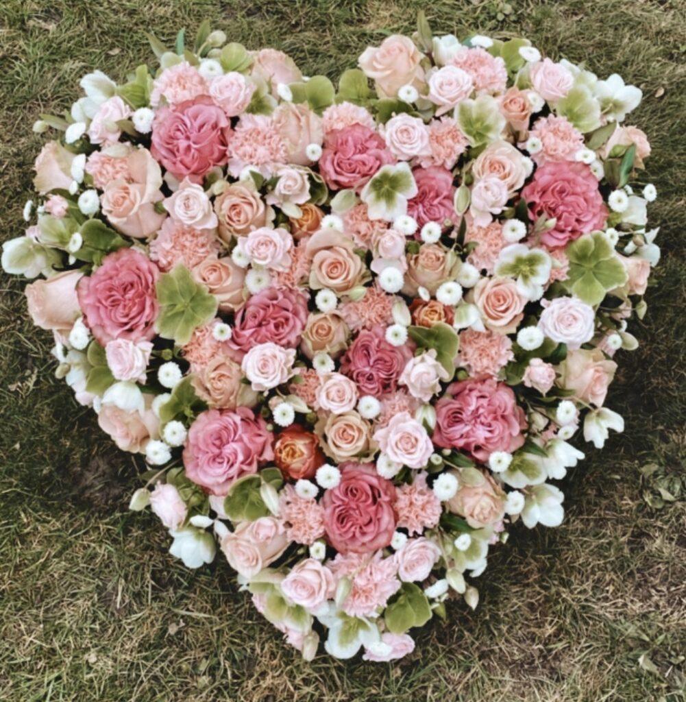 Blumenherz Trauerherz Trauerfloristik Blumen Trauerfeier Aadorf Thurgau Ettenhausen Ostschweiz Elgg Winterthur SILBERKNOSPE Floristik