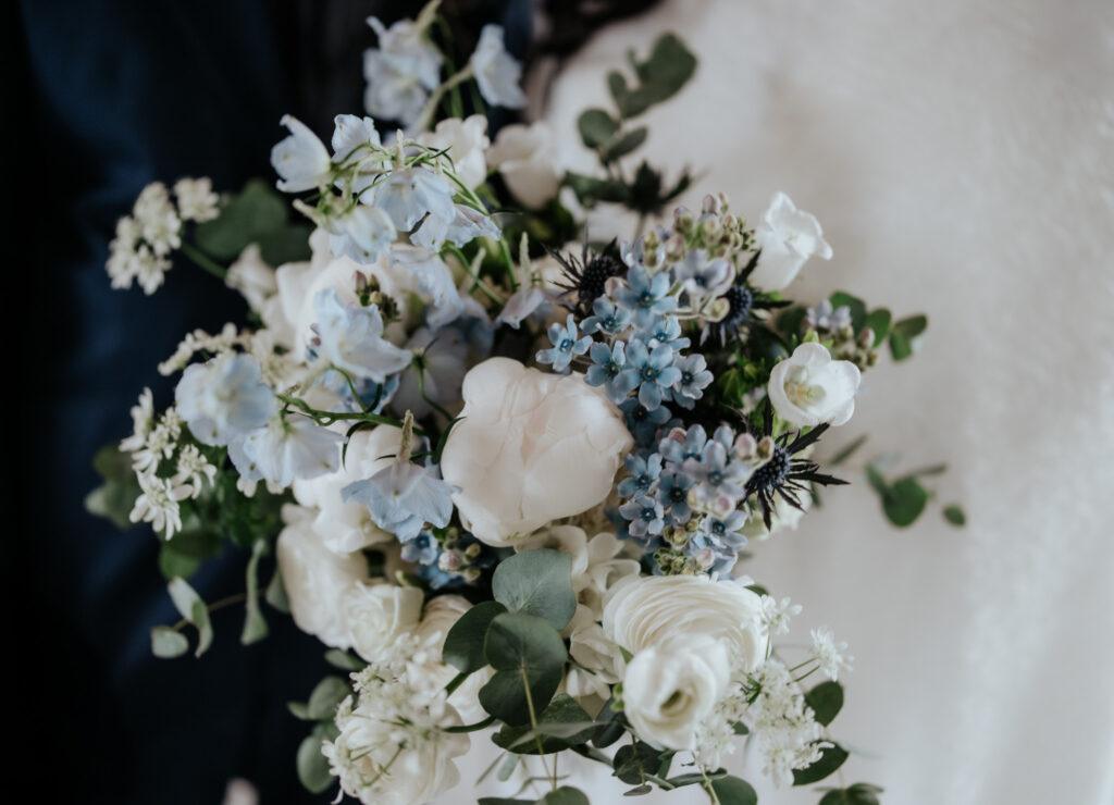 Brautstrauss weiss-helblau Ostschweiz Hochzeitsfloristik Floral Design Aadorf SILBERKNOSPE Foto Monika Wälty