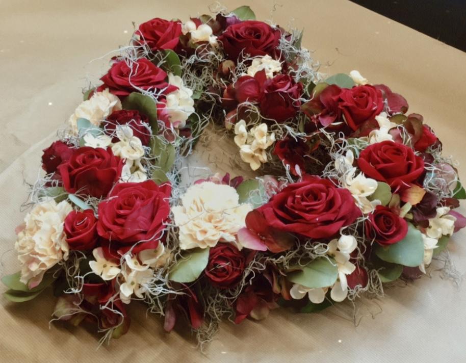 Urnenkranz Blumenherz Trauerherz Trauerfloristik Blumen Trauerfeier Aadorf Thurgau Ettenhausen Ostschweiz Elgg Winterthur SILBERKNOSPE Floristik