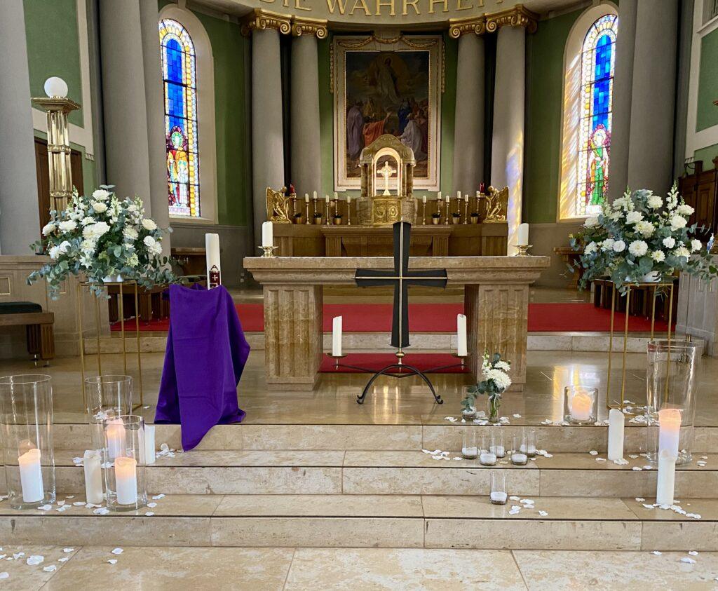 Blumenbouquet Trauerfeier Abschiedszeremonie Kirchenschmuck Trauerfloristik Blumen Aadorf Thurgau Ettenhausen Ostschweiz Elgg Winterthur SILBERKNOSPE Floristik