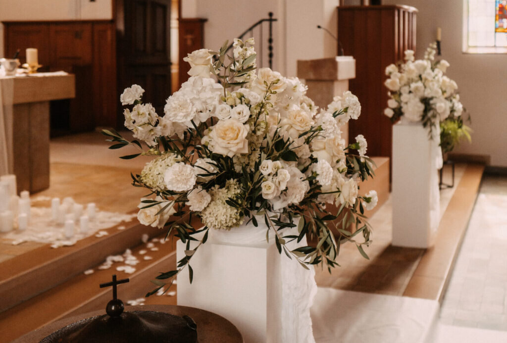 Minimalistische Floral Designs Hochzeitsfloristik Ostschweiz Kirchendekoration Trauung Blumen SILBERKNOSPE Schweiz