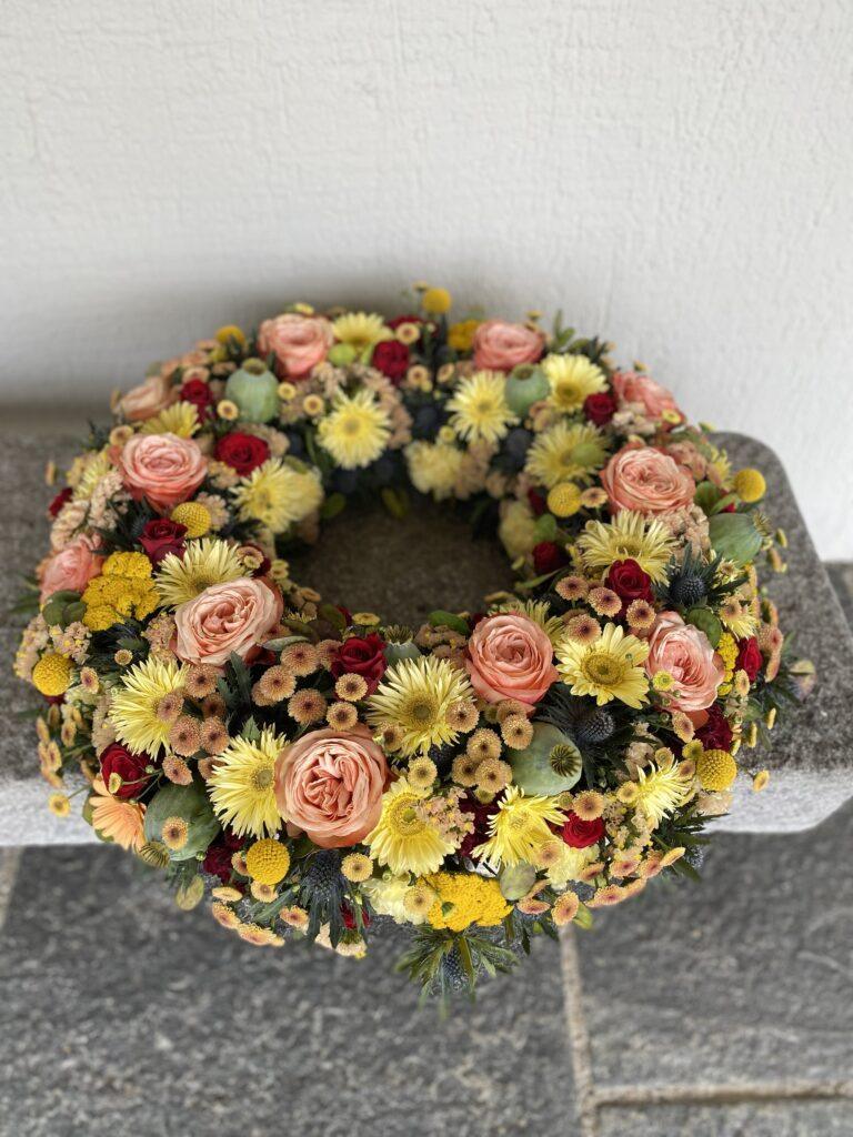 Blumenkranz Trauerkranz Trauerfloristik Blumen Trauerfeier Aadorf Thurgau Ettenhausen Ostschweiz Elgg Winterthur SILBERKNOSPE Floristik