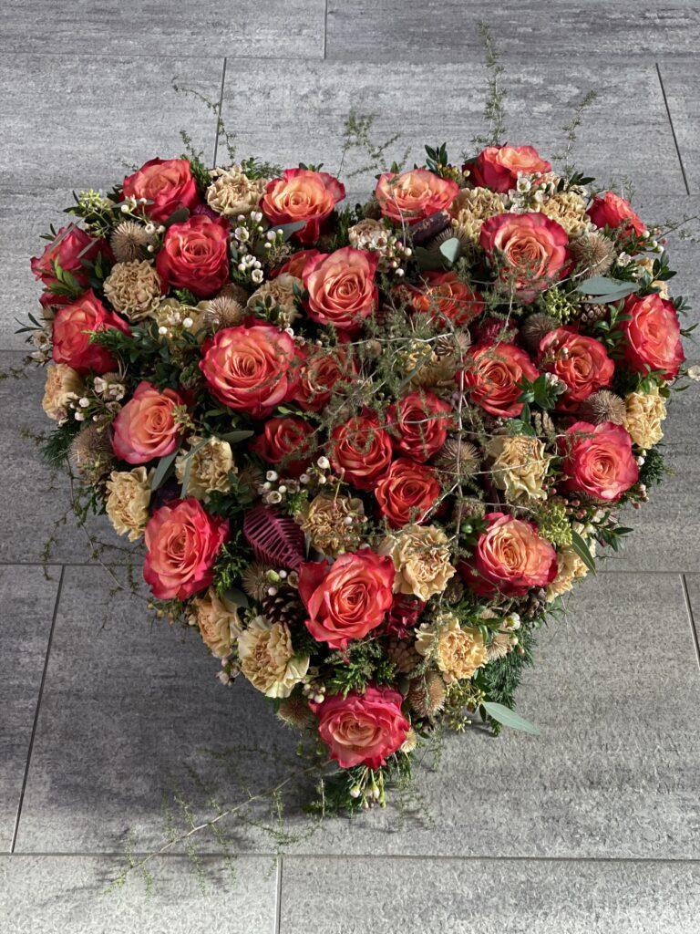 Blumenherz Trauerherz Trauerfloristik Blumen Trauerfeier Aadorf Thurgau Ettenhausen Ostschweiz Elgg Winterthur SILBERKNOSPE Floristik