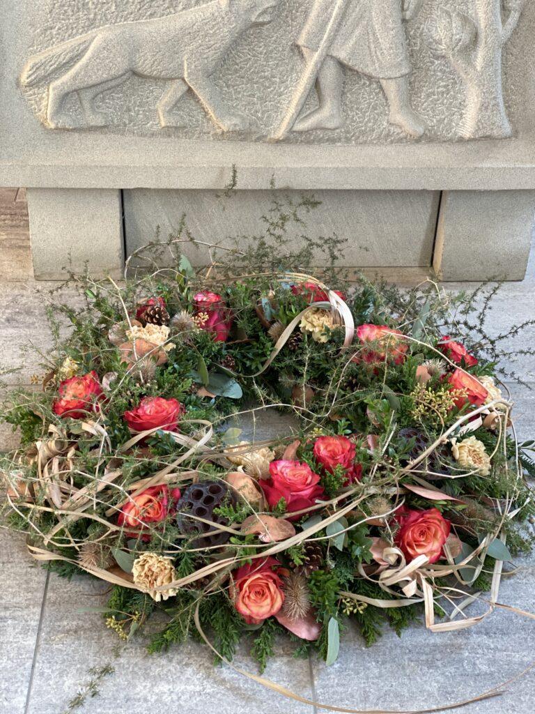 Blumenkranz Trauerkranz Trauerfloristik Blumen Trauerfeier Aadorf Thurgau Ettenhausen Ostschweiz Elgg Winterthur SILBERKNOSPE Floristik