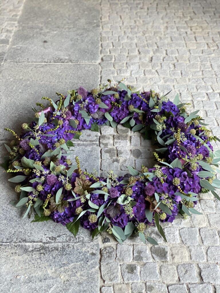 Blumenkranz Trauerkranz Trauerfloristik Blumen Trauerfeier Aadorf Thurgau Ettenhausen Ostschweiz Elgg Winterthur SILBERKNOSPE Floristik