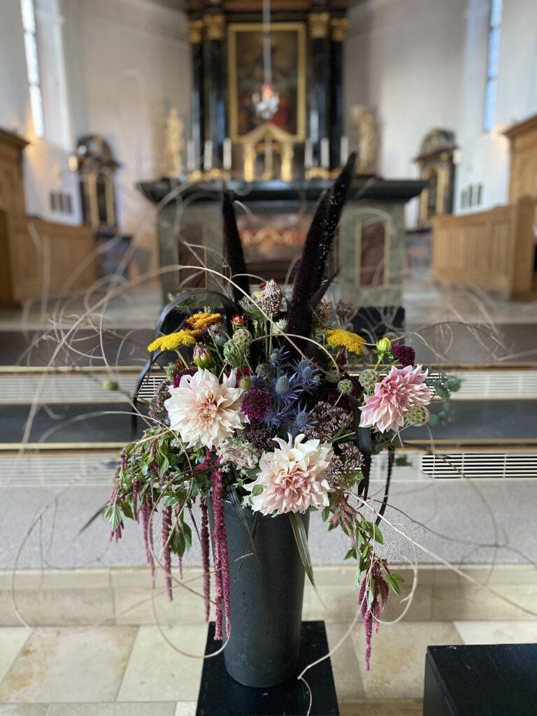 Blumenbouquet Blumenstrauss Trauerfloristik Blumen Trauerfeier Aadorf Thurgau Ettenhausen Ostschweiz Elgg Winterthur SILBERKNOSPE Floristik