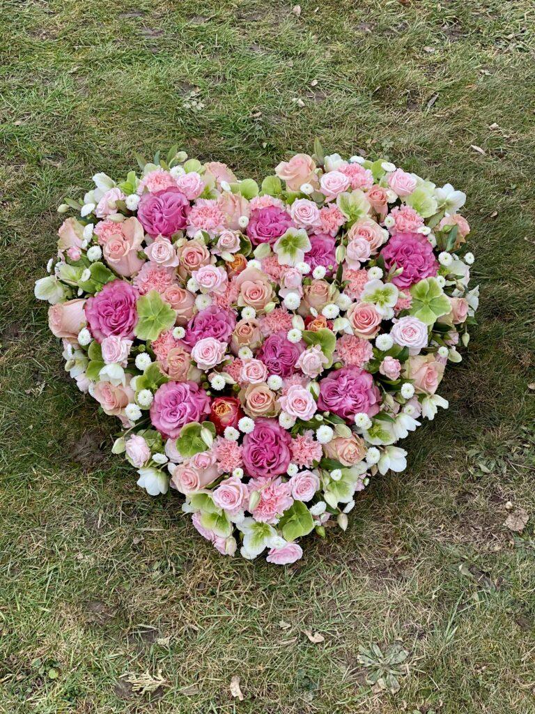 Blumenherz Trauerherz Trauerfloristik Blumen Trauerfeier Aadorf Thurgau Ettenhausen Ostschweiz Elgg Winterthur SILBERKNOSPE Floristik