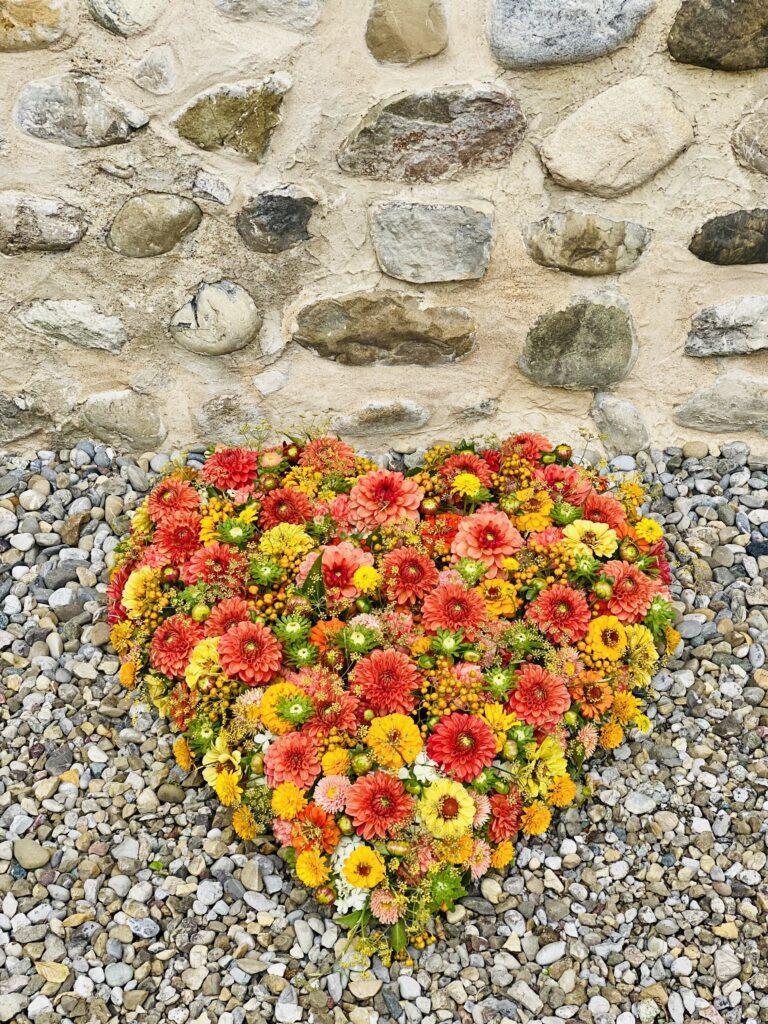 Blumenherz Trauerherz Trauerfloristik Blumen Trauerfeier Aadorf Thurgau Ettenhausen Ostschweiz Elgg Winterthur SILBERKNOSPE Floristik