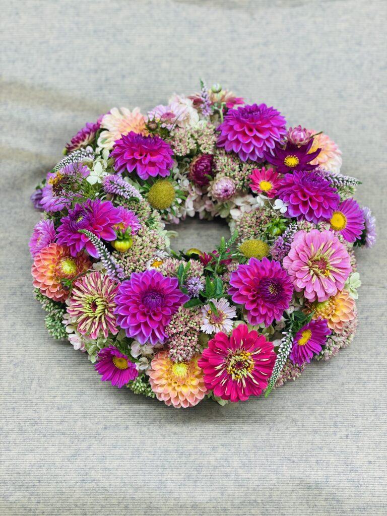 Urnenkränzli Blumenkranz Trauerkranz Trauerfloristik Blumen Trauerfeier Aadorf Thurgau Ettenhausen Ostschweiz Elgg Winterthur SILBERKNOSPE Floristik