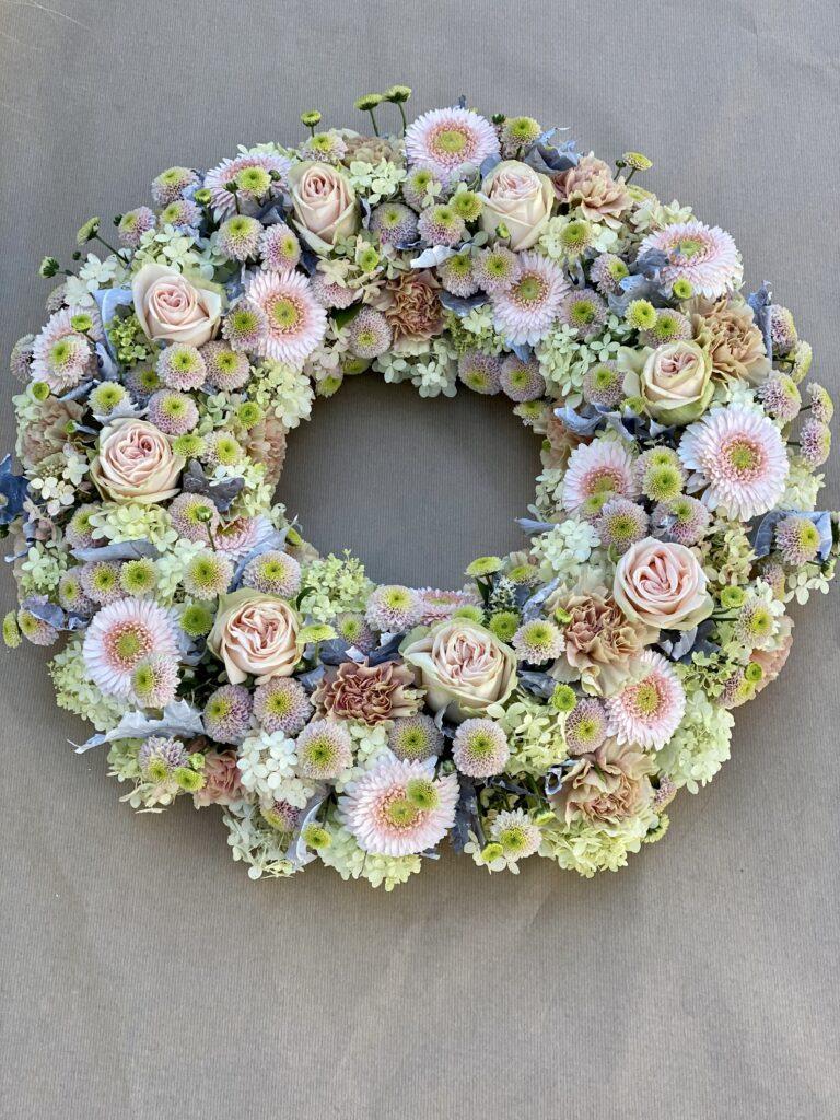 Blumenkranz Trauerkranz Trauerfloristik Blumen Trauerfeier Aadorf Thurgau Ettenhausen Ostschweiz Elgg Winterthur SILBERKNOSPE Floristik
