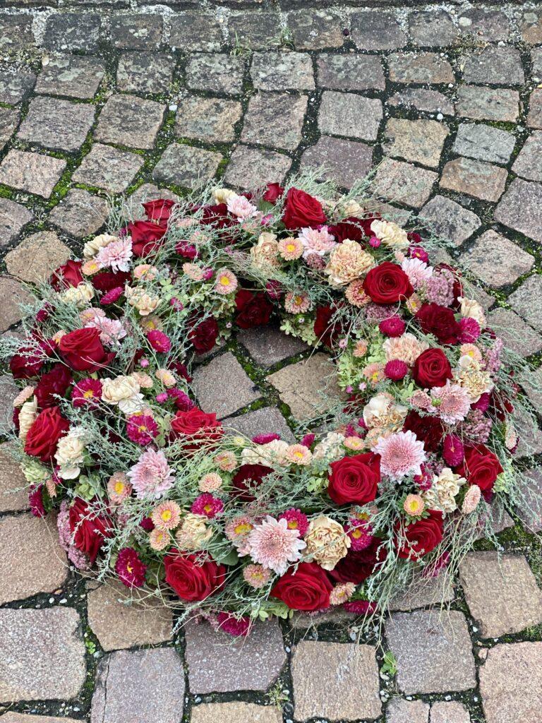 Blumenkranz Trauerkranz Trauerfloristik Blumen Trauerfeier Aadorf Thurgau Ettenhausen Ostschweiz Elgg Winterthur SILBERKNOSPE Floristik