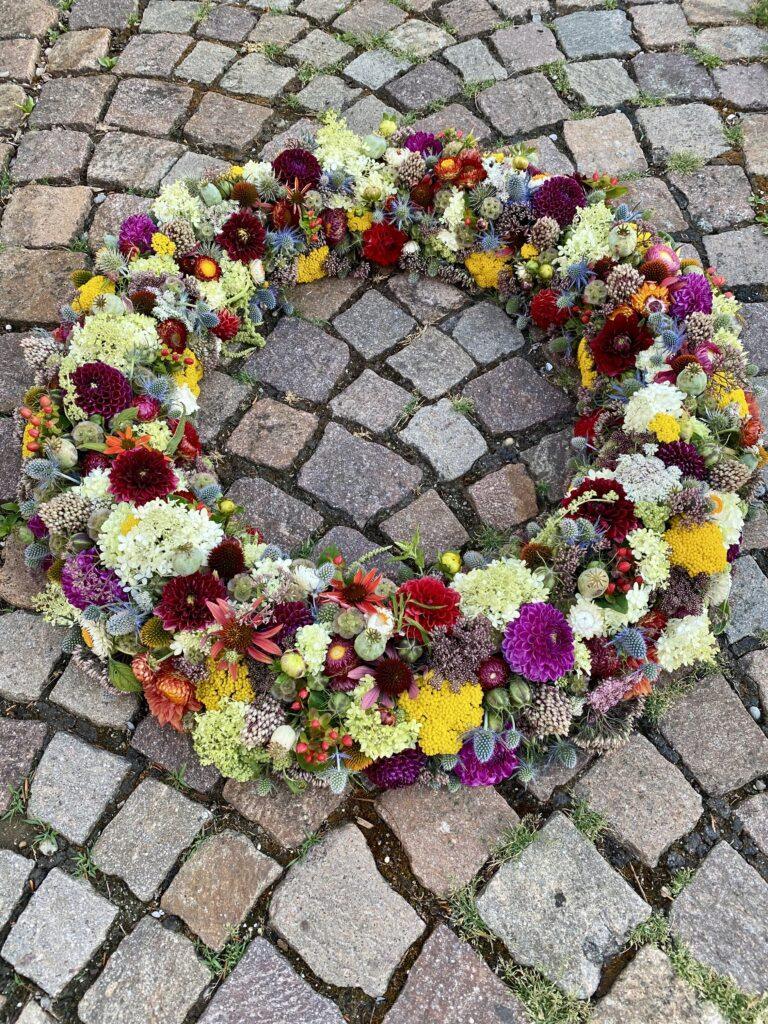 Blumenkranz Trauerkranz Trauerfloristik Blumen Trauerfeier Aadorf Thurgau Ettenhausen Ostschweiz Elgg Winterthur SILBERKNOSPE Floristik