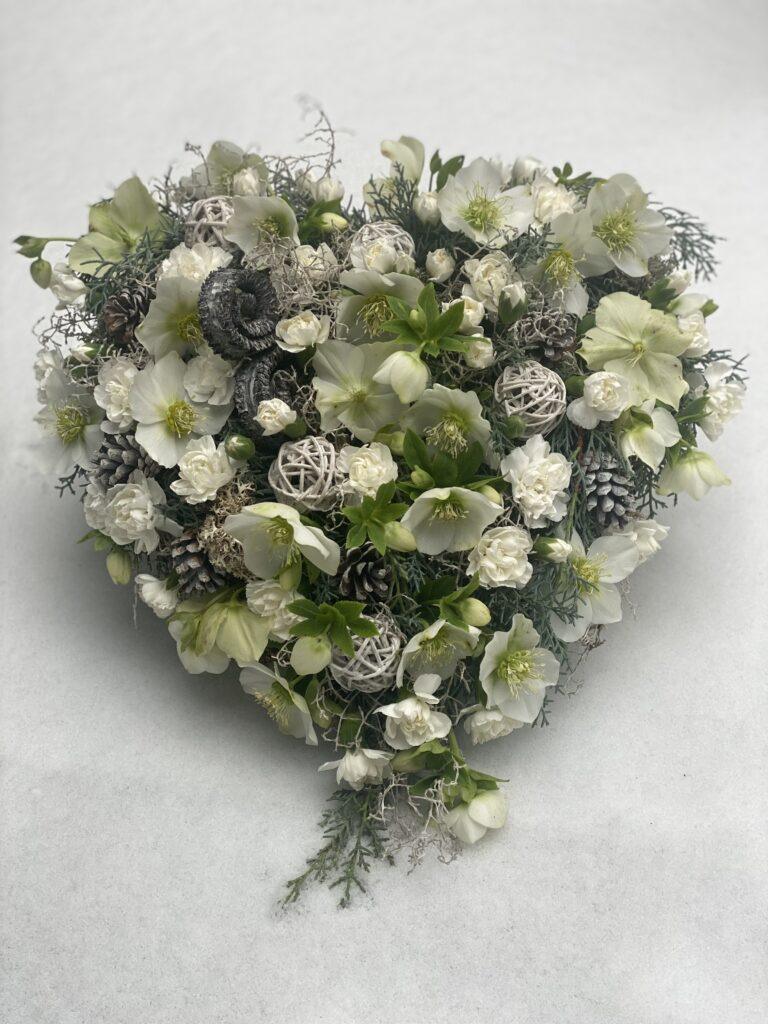 Blumenherz Trauerherz Trauerfloristik Blumen Trauerfeier Aadorf Thurgau Ettenhausen Ostschweiz Elgg Winterthur SILBERKNOSPE Floristik