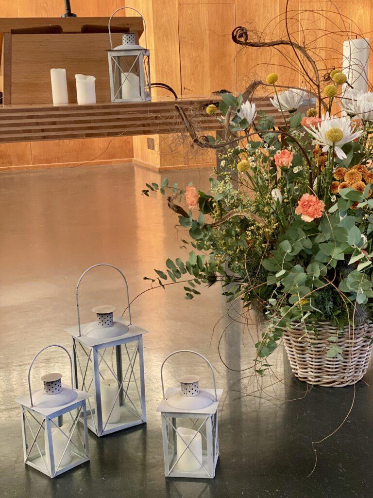 Blumengesteck Trauerfloristik Kirchendekoration Blumen Trauerfeier Aadorf Thurgau Ettenhausen Ostschweiz Elgg Winterthur SILBERKNOSPE Floristik
