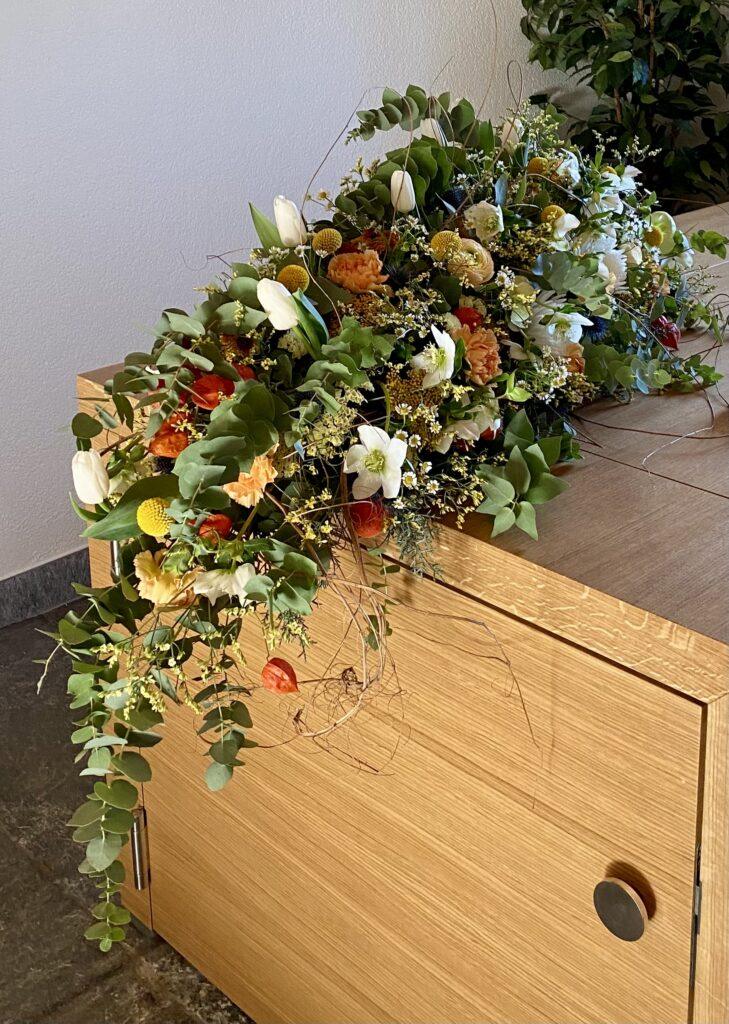 Trauerfloristik Blumen Trauerfeier Sargbouqet Aadorf Thurgau Ettenhausen Ostschweiz Elgg Winterthur SILBERKNOSPE Floristik