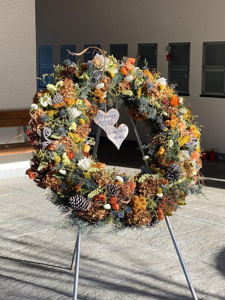 Blumenkranz Trauerkranz Trauerfloristik Blumen Trauerfeier Aadorf Thurgau Ettenhausen Ostschweiz Elgg Winterthur SILBERKNOSPE Floristik