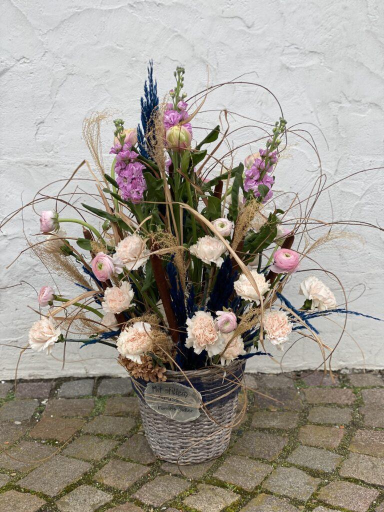 Blumenbouquet Blumengesteck Grab Trauerfloristik Blumen Trauerfeier Aadorf Thurgau Ettenhausen Ostschweiz Elgg Winterthur SILBERKNOSPE Floristik