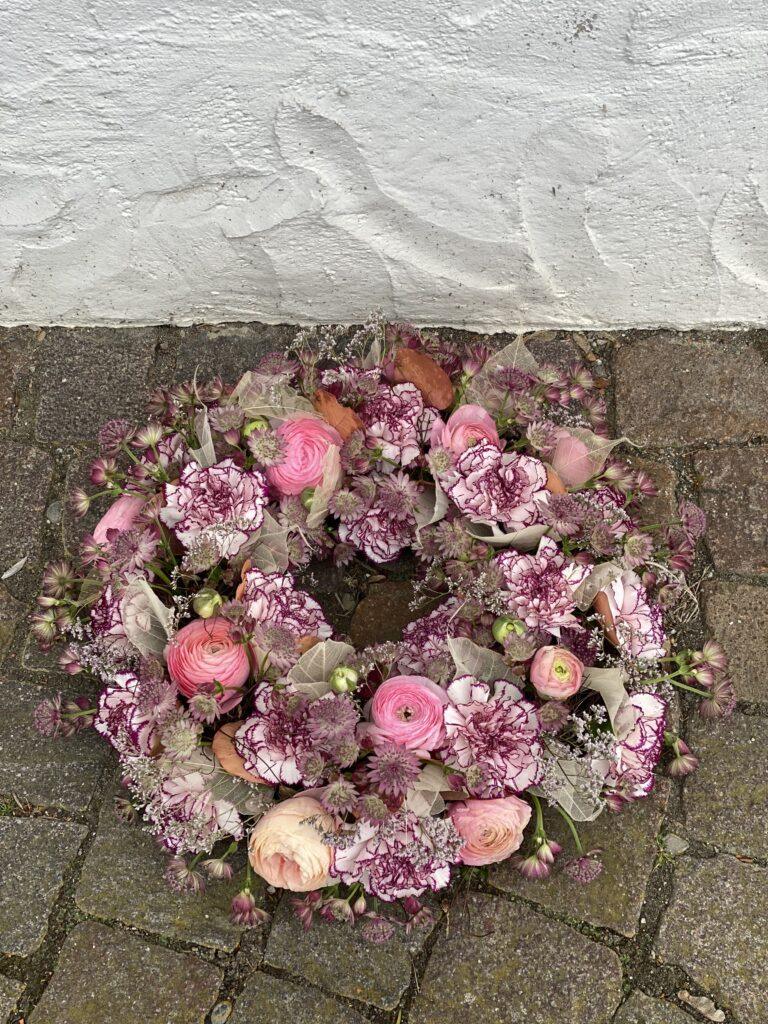 Blumenkranz Trauerkranz Trauerfloristik Blumen Trauerfeier Aadorf Thurgau Ettenhausen Ostschweiz Elgg Winterthur SILBERKNOSPE Floristik