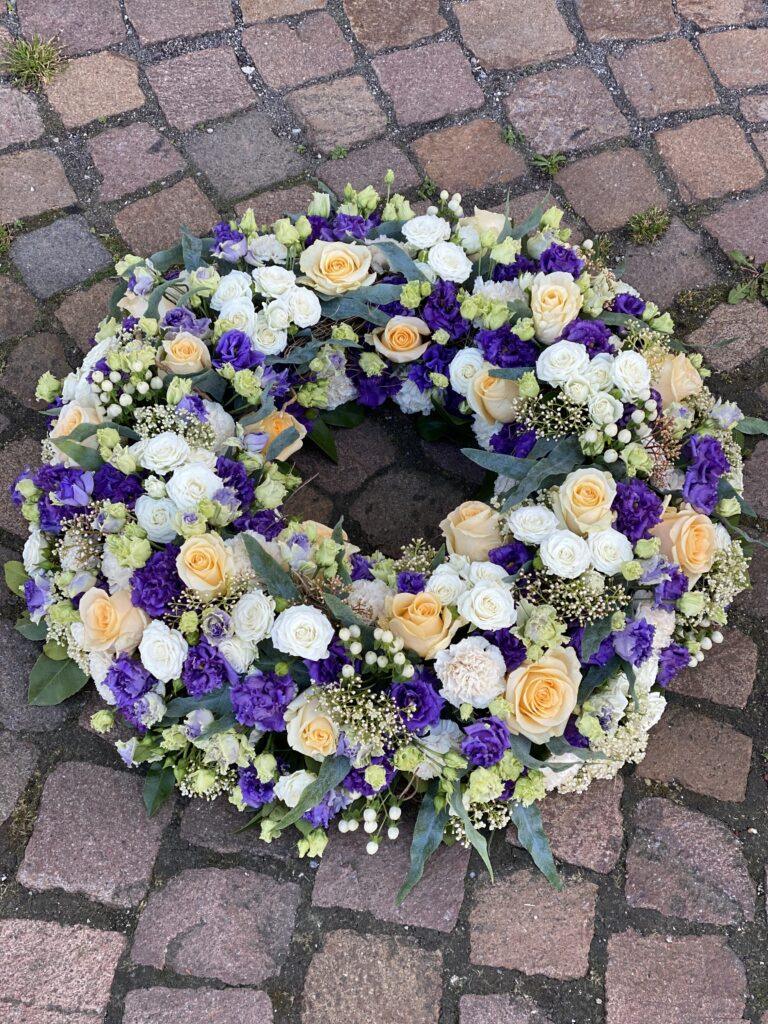 Blumenkranz Trauerkranz Trauerfloristik Blumen Trauerfeier Aadorf Thurgau Ettenhausen Ostschweiz Elgg Winterthur SILBERKNOSPE Floristik