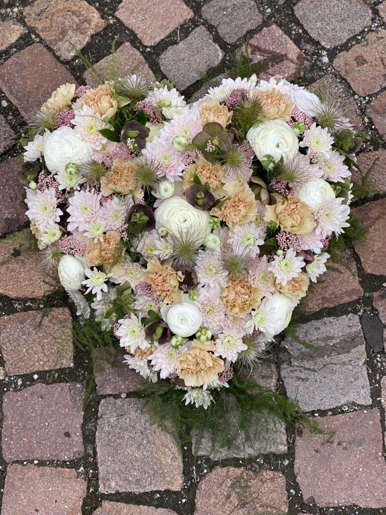 Blumenherz Trauerherz Trauerfloristik Blumen Trauerfeier Aadorf Thurgau Ettenhausen Ostschweiz Elgg Winterthur SILBERKNOSPE Floristik