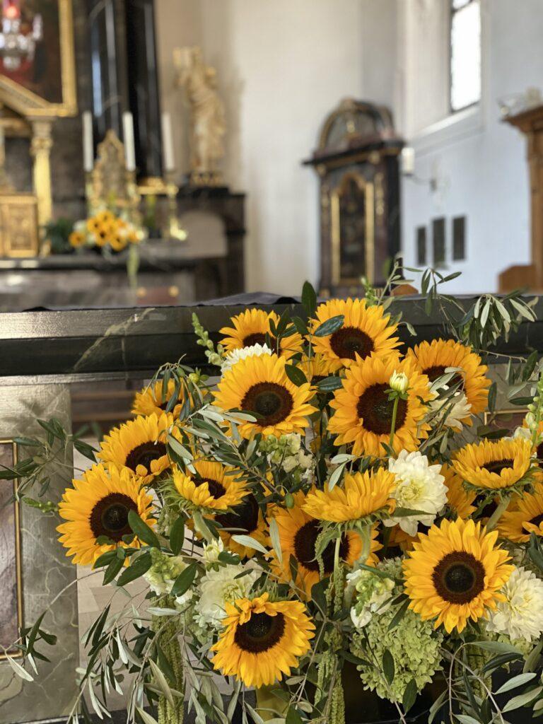 Blumengesteck Trauerfloristik Blumen Trauerfeier Aadorf Thurgau Ettenhausen Ostschweiz Elgg Winterthur SILBERKNOSPE Floristik