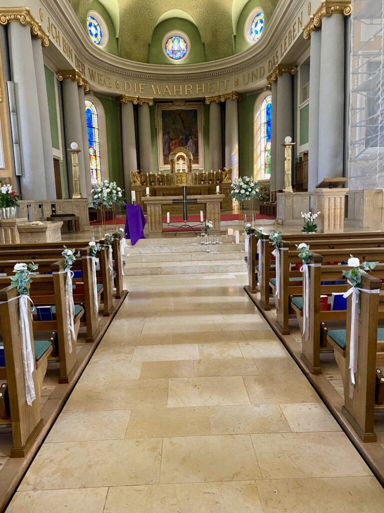 Blumendekoration Kirchendekoration Trauerfeier Trauerfloristik Blumen Abschied Aadorf Thurgau Ettenhausen Ostschweiz Elgg Winterthur SILBERKNOSPE Floristik