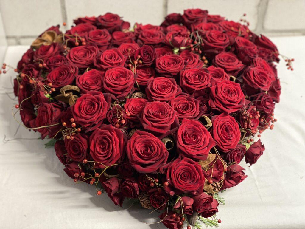 Blumen Trauerfeier Blumenherz Trauerherz rote Rosen Trauerfloristik Aadorf Thurgau Ettenhausen Ostschweiz Elgg Winterthur SILBERKNOSPE Floristik