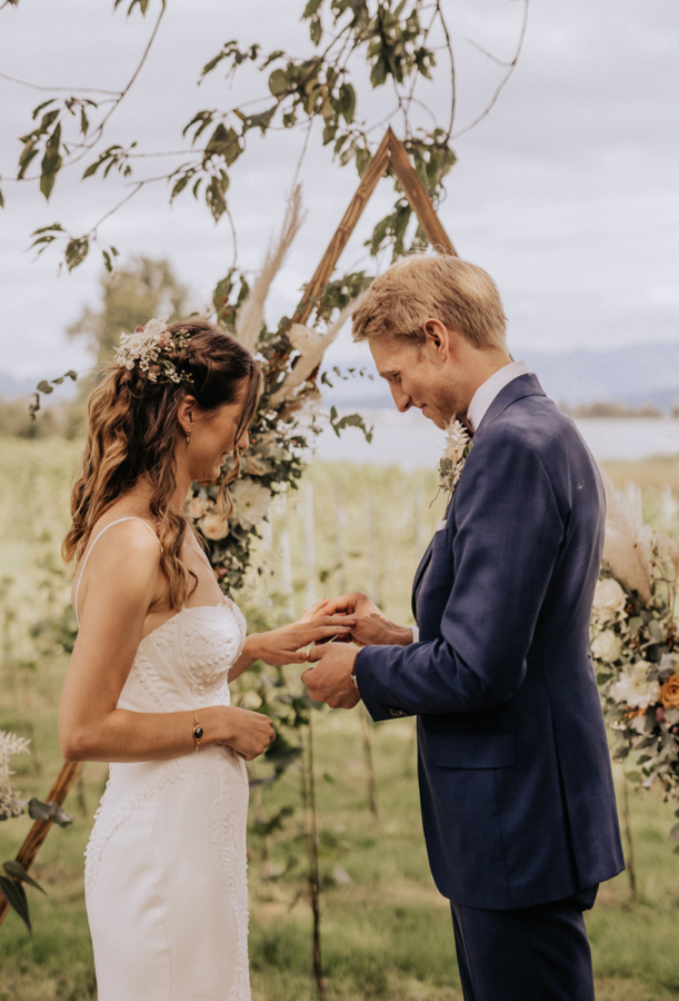 Blumenschmuck für die freie Trauung auf der Insel Ufenau Hochzeitsfloristik SILBERKNOSPE Ostschweiz