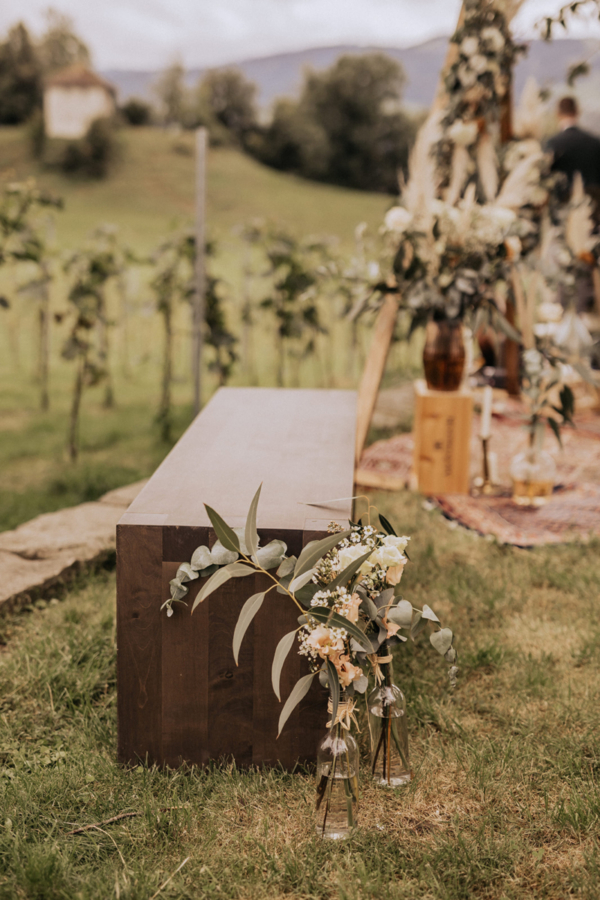 Deko für das Brautpaar-Bänkli Insel Ufenau Hochzeitsfloristik SILBERKNOSPE Ostschweiz