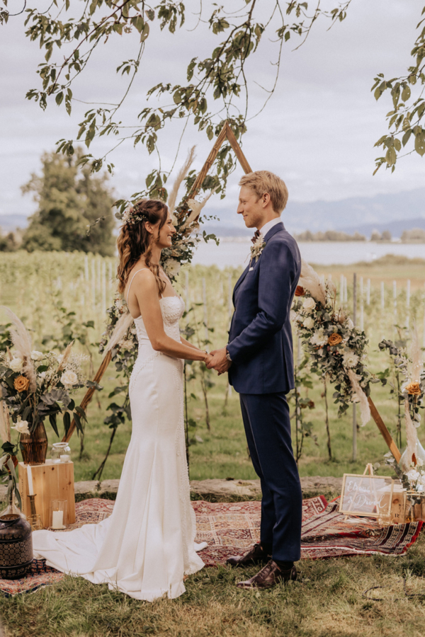 Hochzeitsdeko im Boho-Style mit Traubogen Ostschweiz Hochzeitsfloristik SILBERKNOSPE