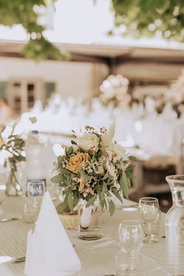 Hochzeitsfloristik Tischdeko weiss-beige-braun SILBERKNOSPE Zürich Thurgau St.Gallen